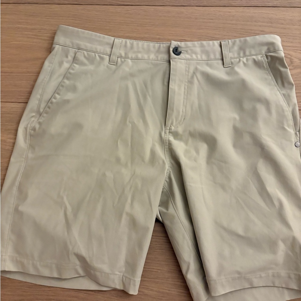 Vuori Mens Beige Shorts size 34
